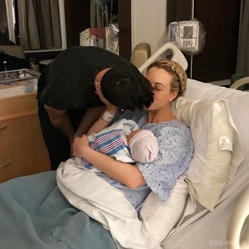 Максим Чмерковський показав перші фото новонародженого сина. На початку 2017 року у родині Максима Чмерковського і його дружини Пети Маргатройд сталась щаслива подія: у пари народився син. 