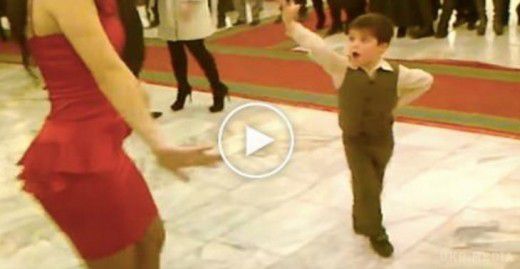 Вона й подумати не могла, що він може так танцювати! (відео). Коли цей хлопчик запросив дорослу дівчину на танець, нікому і в голову не приходило, що події будуть розвиватися таким чином.