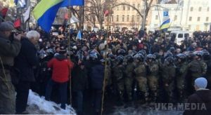 Активісти блокади Донбасу розширюють наметове містечко на Банковій. На ніч залишаються сотні протестувальників, готується невідкладний план дій