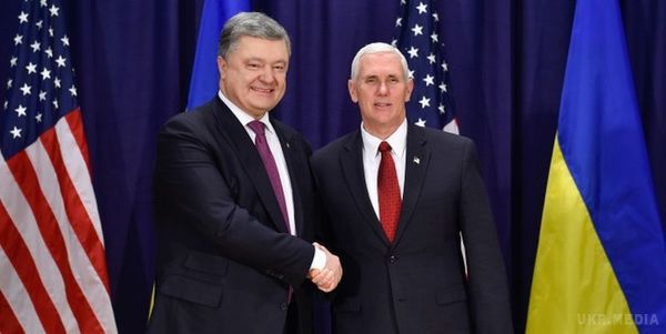 У Білому домі повідомили подробиці зустрічі Порошенко і Пенси. Петро Порошенко і Майкл Пенс обговорили можливість підтримки переговорів по деескалації ситуації на Донбасі з боку США.