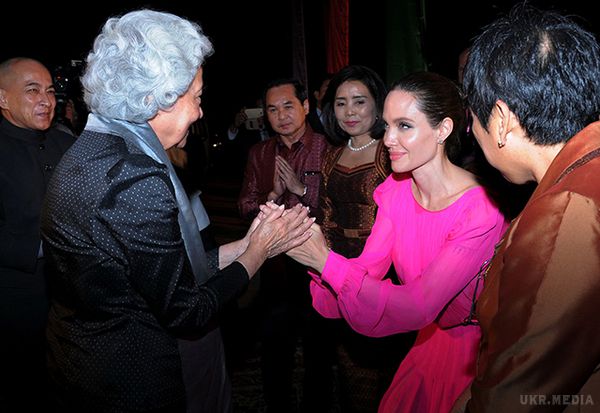 Анджеліна Джолі вперше вийшла в світ після розлучення (фото). Джолі разом з шістьма дітьми приїхала в Камбоджу на прем'єру свого фільму.