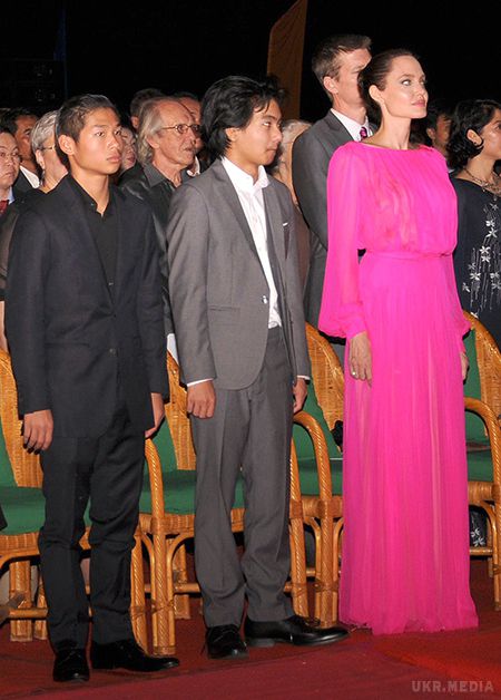 Анджеліна Джолі вперше вийшла в світ після розлучення (фото). Джолі разом з шістьма дітьми приїхала в Камбоджу на прем'єру свого фільму.