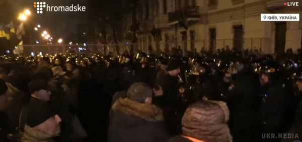 Центр Києва паралізований активістами блокади Донбасу, на Банковій ставлять намети. ЗМІ опублікували останнє відео зіткнень з центру столиці.