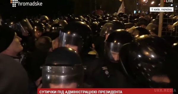 Центр Києва паралізований активістами блокади Донбасу, на Банковій ставлять намети. ЗМІ опублікували останнє відео зіткнень з центру столиці.