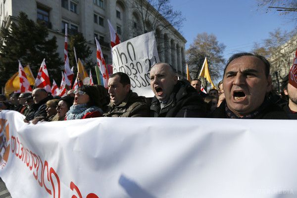 Масові протести у Грузії. Десятки тисяч людей вийшли на вулиці Тбілісі, щоб підтримати свободу слова в країні.