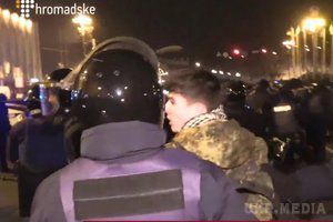 Ситуація в центрі Києва стабілізувалася - поліція. Сутичок між учасниками акції та поліцією в даний час немає, поліція продовжує забезпечувати правопорядок