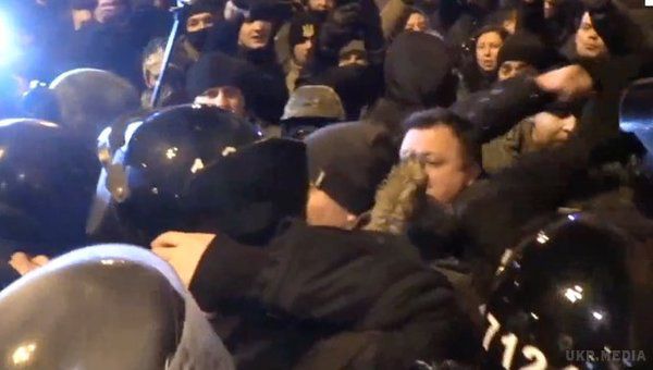 Нардеп накинувся на поліцейського та заявив, що постраждав під час сутичок. Нардеп Єгор Соболєв бив поліцейського та намагався зірвати з нього шолом під час сутичок на Майдані Незалежності за участі представинків "блокадного віча" та правоохоронців. 