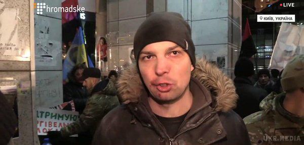 Нардеп накинувся на поліцейського та заявив, що постраждав під час сутичок. Нардеп Єгор Соболєв бив поліцейського та намагався зірвати з нього шолом під час сутичок на Майдані Незалежності за участі представинків "блокадного віча" та правоохоронців. 