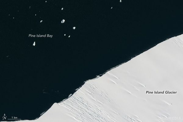 Народження нового "вбивці Титаніка" показали зі супутника. Супутник космічного агентства NASA, що отримав назву Landsat 8, у період з 25 по 29 січня знімав, як біля берегів Антарктиди утворювався велетенський айсберг