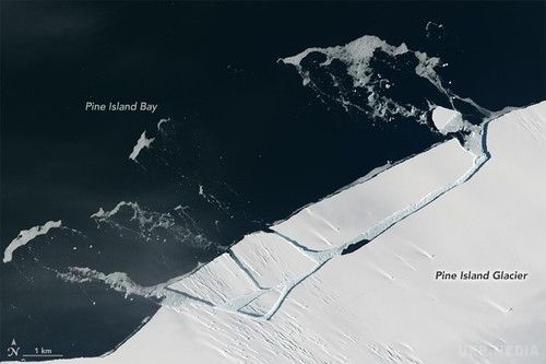 Народження нового "вбивці Титаніка" показали зі супутника. Супутник космічного агентства NASA, що отримав назву Landsat 8, у період з 25 по 29 січня знімав, як біля берегів Антарктиди утворювався велетенський айсберг
