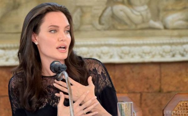 Анджеліна Джолі вперше публічно прокоментувала розлучення з Бредом Піттом. Анджеліна Джолі (Angelina Jolie) знаходиться в Камбоджі, куди разом з дітьми приїхала представити свою нову картину «Спочатку вони вбили мого батька: Спогади дочки Камбоджі».