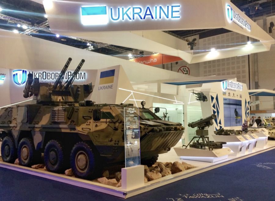Україна представила в ОАЕ безпілотний БТР Фантом. У мінібронетранспортер інтегрували протитанковий ракетний комплекс.