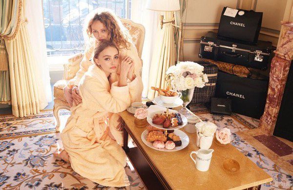Мама і дочка: Лілі-Роуз Депп і Ванесса Параді знялися для Our City of Angels. Французька актриса і співачка Ванесса Параді (Vanessa Paradis) та її 17-річна дочка Лілі-Роуз Депп (Lily-Rose Depp) стали головними героїнями журналу Our City of Angels. 