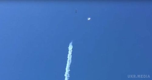 НЛО трохи не врізався в реактивний літак на авіашоу в Чилі (відео). Дивовижні кадри, на яких відображено, як під час авіашоу в чилійському місті Пуерто-Варас НЛО ледь не збив реактивний літак місцевих ВПС. 