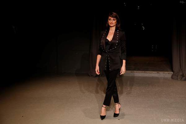 Актриса Пенелопа Крус  в елегантному вбранні прийшла на показ Burberry. 42-річна актриса завжди вдало підбирає вбрання для своїх світських виходів,