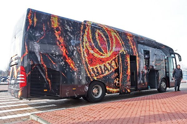 У Харкові "Шахтар" зустрів автобус з розпеченого вугілля (фото). У Харкові, де завтра відбудеться матч 1/16 фіналу Ліги Європи, "Шахтар" зустрічав клубний автобус в оновленому дизайні,