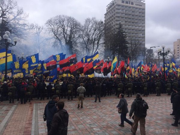 Націоналісти прийшли під Раду й палять "фаєри". Представники націоналістичних партій та організацій дійшли маршем до площі перед Верховною Радою.