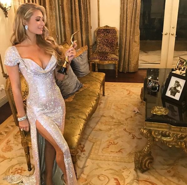 Періс Хілтон зачарувала суспільство багатим і блискучим нарядом (фото). Періс Хілтон (Paris Hilton) сяяла на церемонії нагородження Fragrance Of The Year Award "плаття на мільйон доларів" від дизайнера Серпня Гетті.