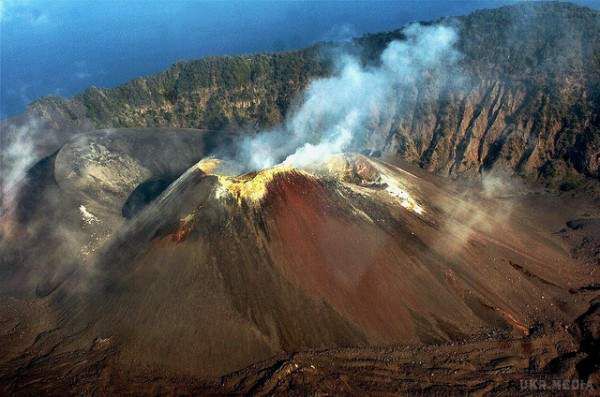 Вперше за півтора століття прокинувся вулкан Баррен. Виверження лави відбуваються з інтервалом у 10 хвилин.