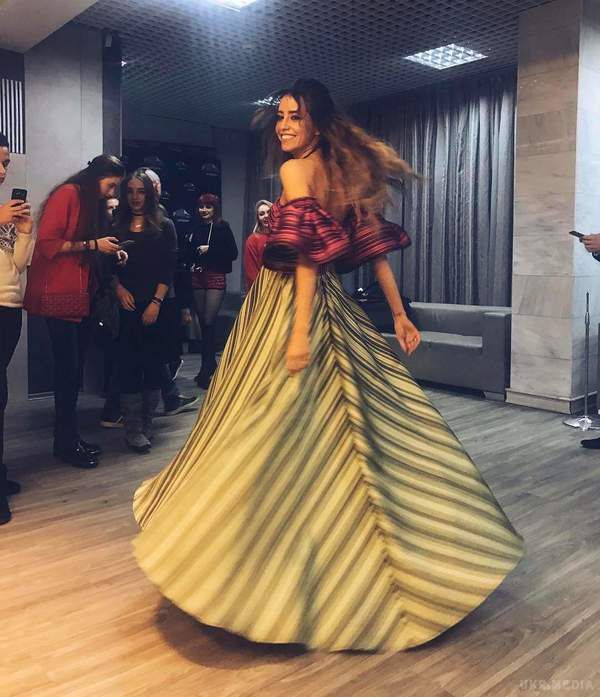 Надя Дорофєєва збентежила дивним вбранням. Співачка обрала сукню з відкритою спиною для премії YUNA.