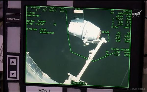 Космічна вантажівка Dragon з другої спроби здійснила стиковку з МКС. Стиковка була здійснена з використанням спеціального зовнішнього маніпулятора.