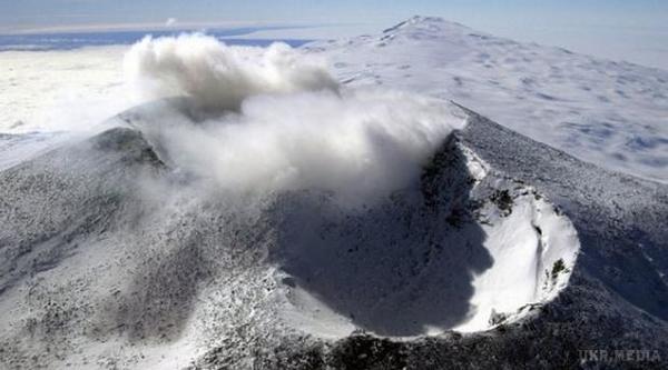 Паранормальне явище: портал в інший світ знайшли в Антарктиді. Вулкан розташований на острові Росса, де є ще три згаслих вулкани. Постійна активність вулкана спостерігається з 1972 року. В кратері вулкана є унікальне лавове озеро.