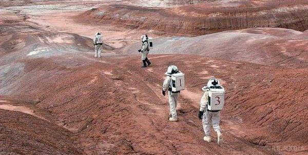Вчені зробили сенсаційну заяву про життя на Марсі. Вчені заявили, що опромінення Червоної планети не дасть можливість довго там знаходитися і жити, а захисних функцій на планеті немає.