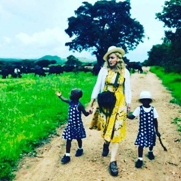 Мадонна показала своїх прийомних дітей. Протягом останніх тижнів в ЗМІ тільки й говорять, що про удочеріння Мадонною дівчаток-близнят з Малаві. 
