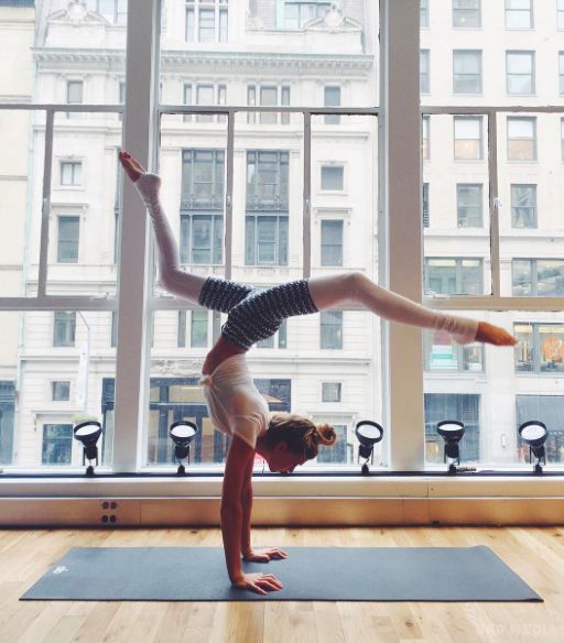 Ранкова йога-зарядка від професійного інструктора (відео). Красива жінка і йога-тренер Бріоні Сміт робить ранкову зарядку, демонструючи красу і силу людського тіла. 