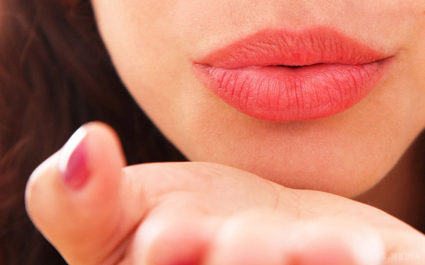 Французький поцілунок треба прописувати, як лікування, заявили вчені. Дізнайтесь, кому це потрібно в першу чергу. Під час десятисекундного французького поцілунку пара обмінюється 80 мільйонами бактерій. 