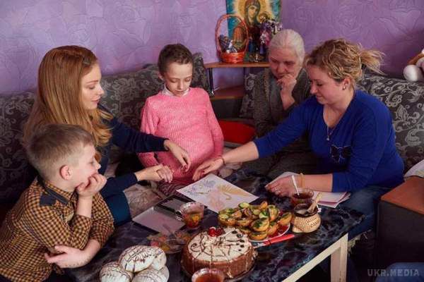 Тіна Кароль здійснила мрію хворої на рак дівчинки. Мрія маленької дівчинки Валерія з Житомирської області, яка багато років бореться з онкологічним захворюванням, здійснилася: до неї додому завітала сама Тіна Кароль, пісні якої так любить Лера. 