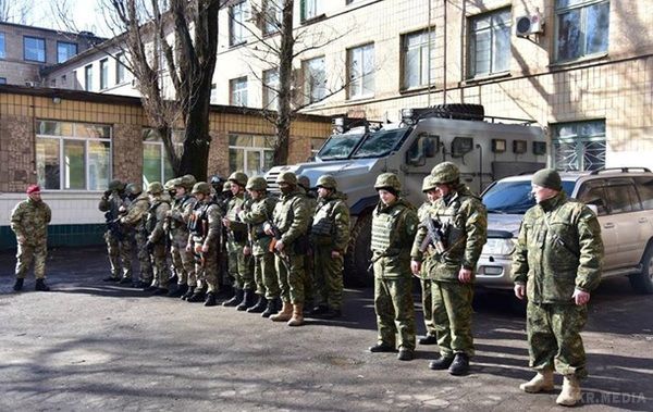 В Авдіївку направили спецпідрозділ КОРД. Спецназівці забезпечені броньованою спецтехнікою для можливої евакуації мирних жителів.