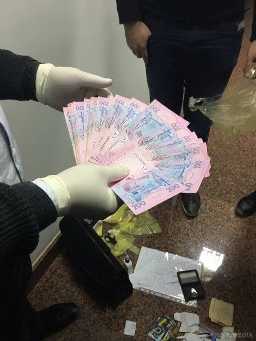 Патрульний офіцер у Харкові попався на хабарі у 5 тис. грн. Правоохоронці затримали хабарника після отримання ним грошей.