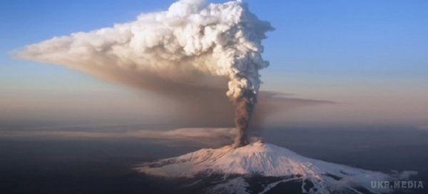 Вибухнув найбільший вулкан Європи: відео. У Європі вибухнув вогнем найбільший вулкан.