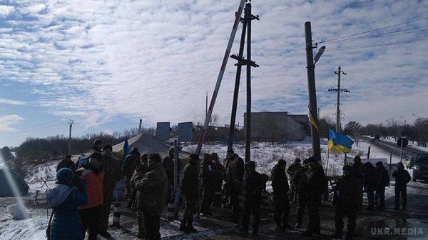 Блокада Донбасу: активісти звинуватили у провокаціях МВС. Редути активістів були атаковані одночасно в Бахмуті та Кривому Торці.