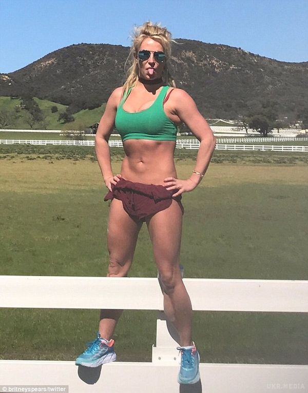 Американська поп-зірка захопила підтягнутою фігурою. В Instagram артистка опублікувала кадри занять з особовим фітнес-тренером.