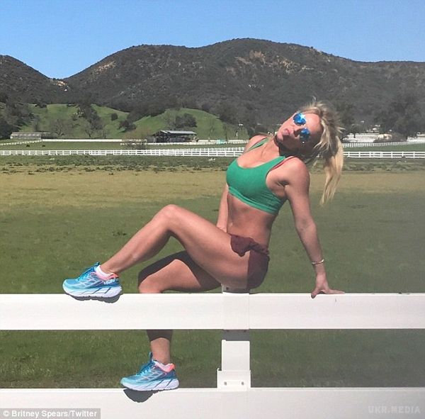 Американська поп-зірка захопила підтягнутою фігурою. В Instagram артистка опублікувала кадри занять з особовим фітнес-тренером.