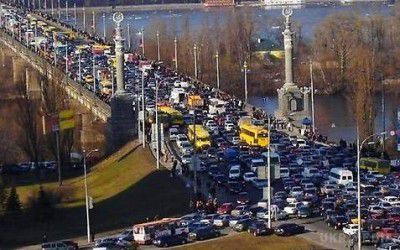 Київ паралізують кілометрові затори на все літо. У столиці знову візьмуться за ремонт доріг