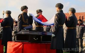 Російська армія готується до грандіозного похорону військових. Військове відомство закуповує величезна кількість прапорів РФ для оформлення трун.