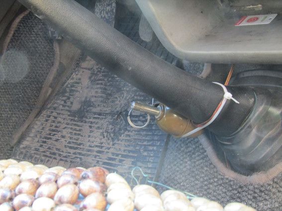 У Житомирській області чоловік знайшов розтяжку, встановлену в салоні його мікроавтобусу. Відкривши пасажирські дверцята мікроавтобусу, власник побачив гранату, примотану до важеля коробки передач