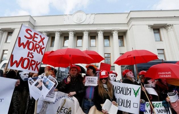 Під Радою «Марш секс-працівників» за скасування адмінвідповідальності. Фото, відео. Під Верховною радою України відбувається «Марш секс-працівників».
