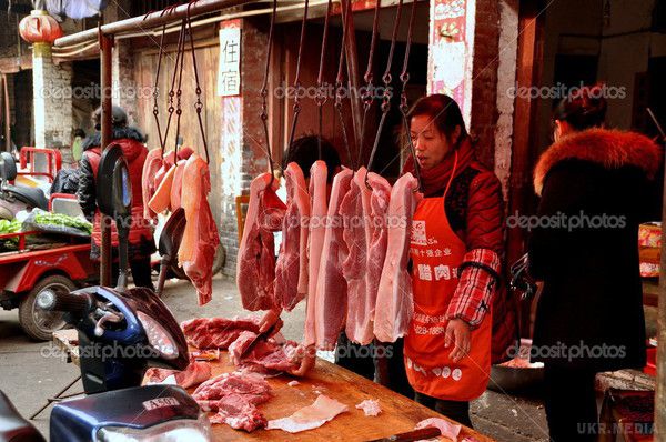 Шок. У Китаї ожив шматок м'яса (відео). В одному з м'ясних магазинів китайського Гуанчжоу, шоковані очевидці зняли на відео страхітливу картину - роздвоєний шматок м'яса підвішений на гак, раптом ожив і став смикатися, м'язи скорочувалися і пульсували.
