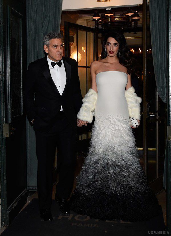Надзвичайна Амаль Клуні похвалилася дорогою сукнею. Джордж і Амаль приїхали відразу ж на червону доріжку , це стало їх першим офіційним виходом після новин про вагітність. 