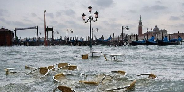 Вчені пророкують повне затоплення Венеції. Одна з головних туристичних перлин нашої планети - італійська Венеція може в середньостроковій перспективі повністю опинитися під водою.