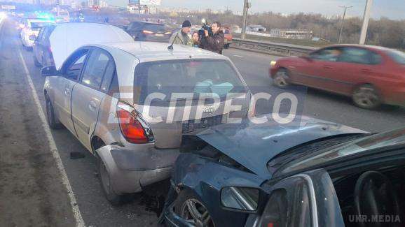 Масштабна ДТП у Києві: розбиті дев'ять автомобілів. В результаті ДТП є постраждалі.