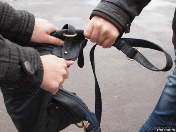 В Києві бандити напали на чоловіка серед білого дня. Грабіжники вдарили жертву по голові та відібрали сумку з грошима.