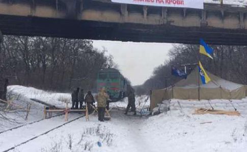 На Луганщині відновлено рух поїзда, який був зупинений блокадою. У суботу об 11:56 відновив рух локомотив та 57 порожніх вагонів, що були заблоковані 25 січня учасниками "блокади Донбасу" на перегоні Шипілове–Світланове на Луганщині.