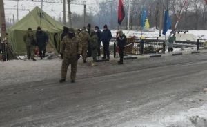 Активісти блокади Донбасу пропустили перший поїзд у присутності силовиків. В "Укрзалізниці" повідомили подробиці, а Штаб блокади зробив жорстку заяву.