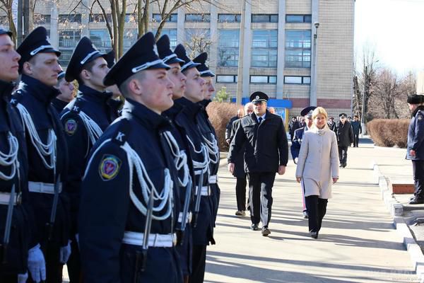Нове покоління молодих офіцерів приходить в українську поліцію. Четверта частина нинішніх випускників вже через два дні будуть виконувати службові обов'язки в зоні проведення АТО.
