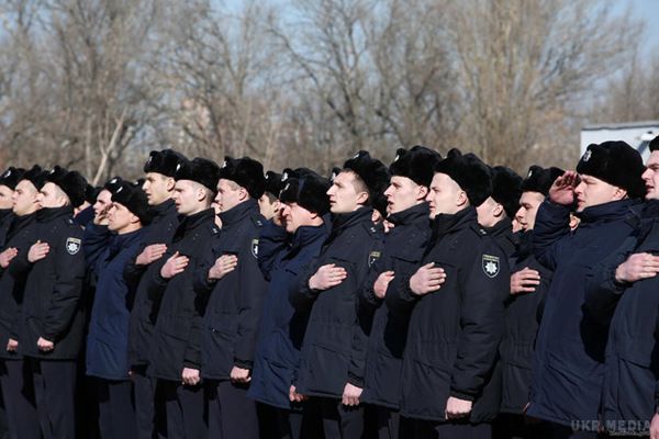 Нове покоління молодих офіцерів приходить в українську поліцію. Четверта частина нинішніх випускників вже через два дні будуть виконувати службові обов'язки в зоні проведення АТО.